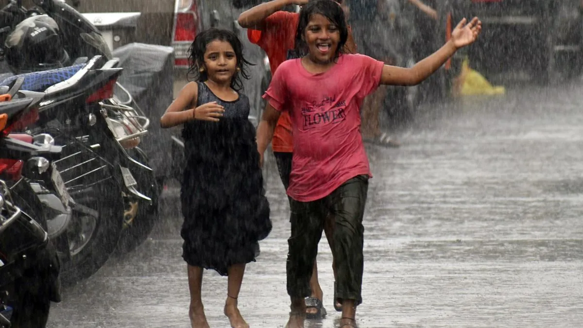 surat-weather-early-morning-rain-brings-relief-imd-forecasts-showers-till-may-26-check-forecast