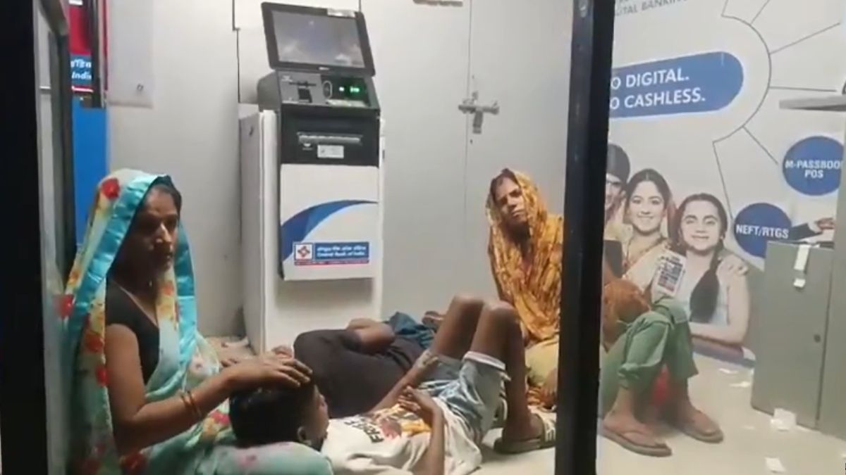 massive-power-cuts-in-up-force-jhansi-people-to-take-shelter-in-atm-video-goes-viral