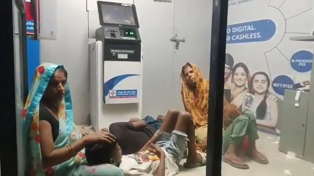 massive-power-cuts-in-up-force-jhansi-people-to-take-shelter-in-atm-video-goes-viral