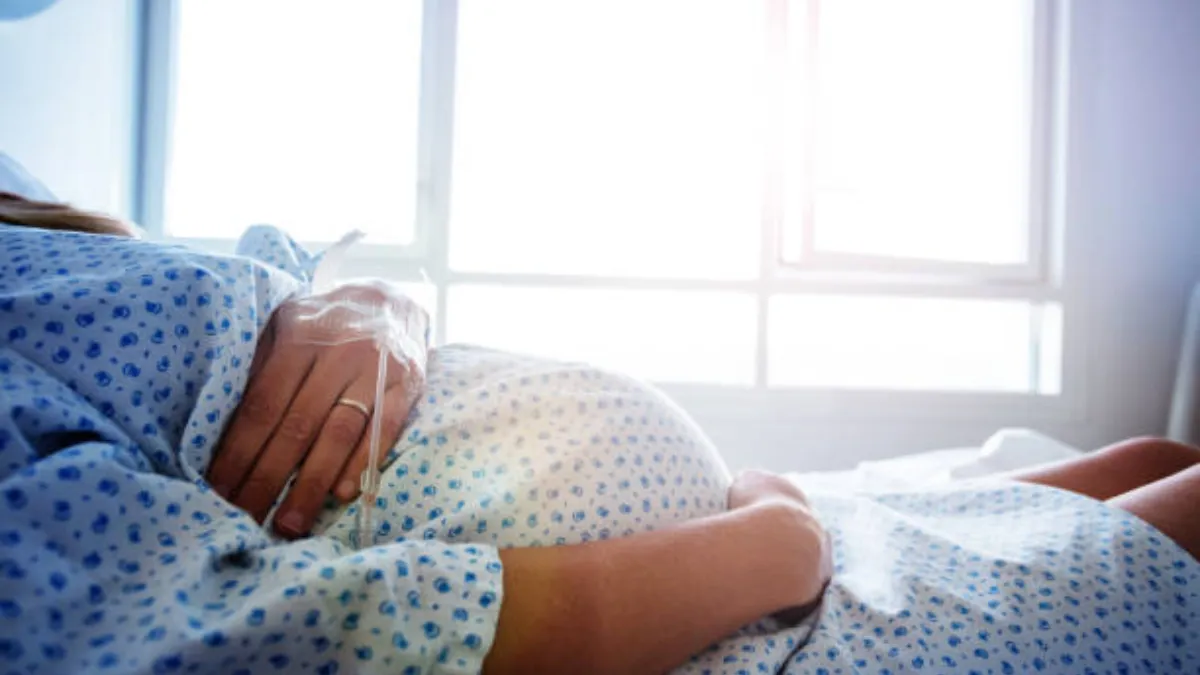 uttar-pradesh-woman-delivers-baby-outside-hospital-gate-prompting-health-authorities-investigation
