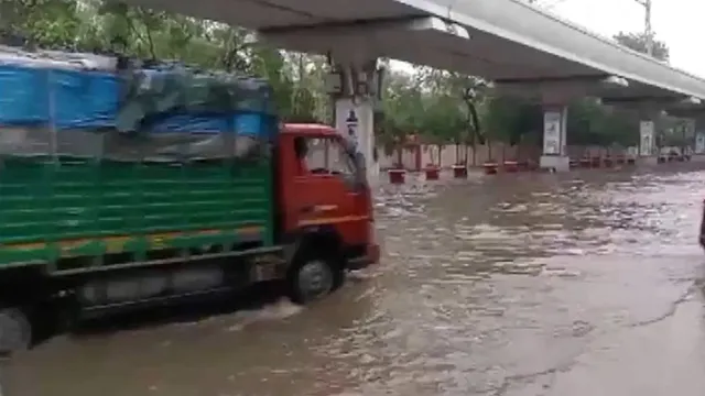 delhi-traffic-advisory-waterlogging-delhi-ipl-match-traffic-restrictions-daryaganj-bahadur-shah-zafar-marg-guru-nanak-chowk-asaf-ali-road-azad-market-underpass-rohtak-road-delhi-weather-rain-alert-imd-red-alert