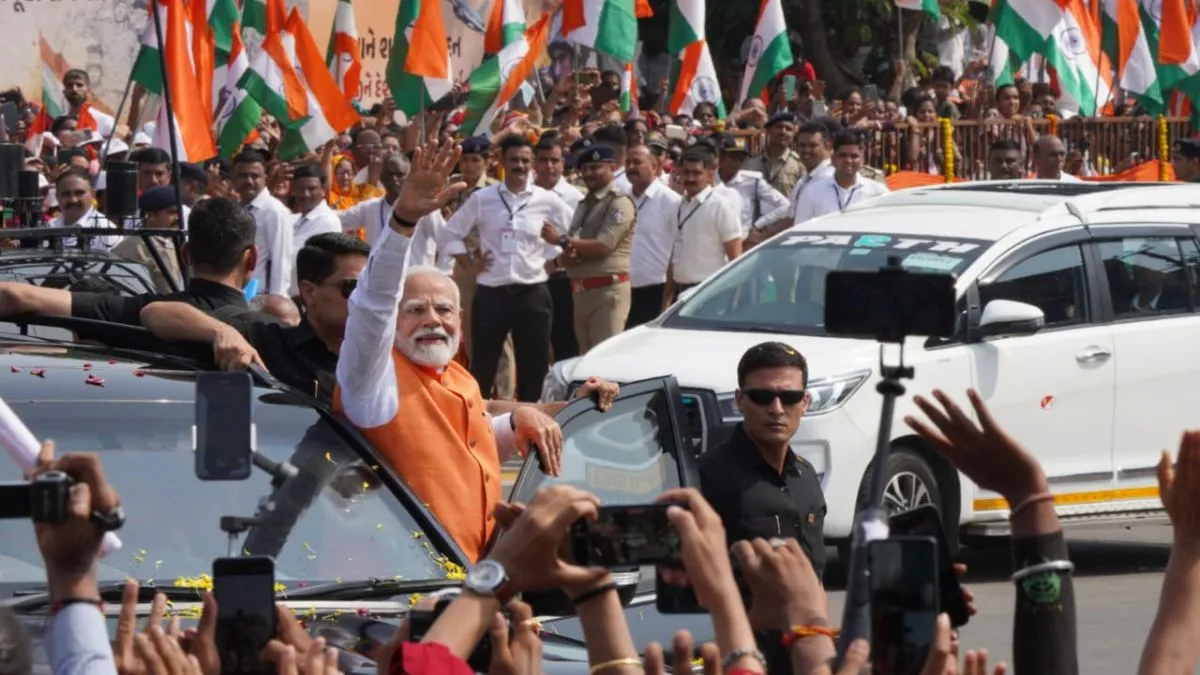 pm-modi-gujarat-visit-prime-minister-conducts-roadshow-in-vadodara-to-inaugurate-and-lay-foundation-stone-of-projects-worth-82000-cr