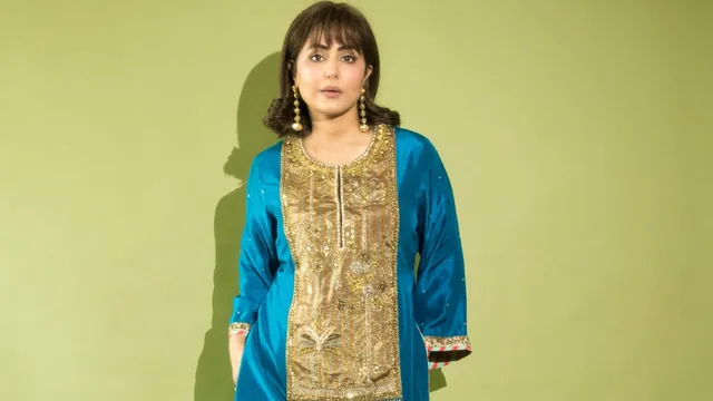 hina-khan-attends-sri-sri-ravi-shankar-art-of-living-sessions-says-yoga-is-to-connect-to-the-nniversal-power-within-all-of-us