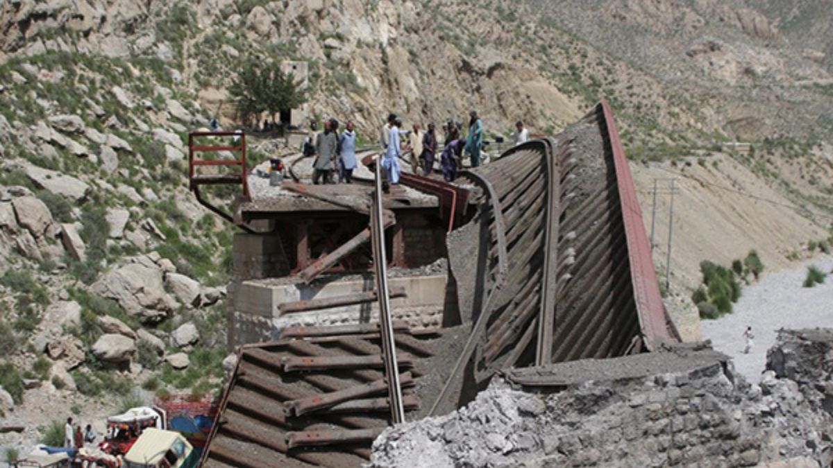 Pakistan: Khanewal Railway Station Bridge Collapses, Killing Staff Member And Injuring Passenger

