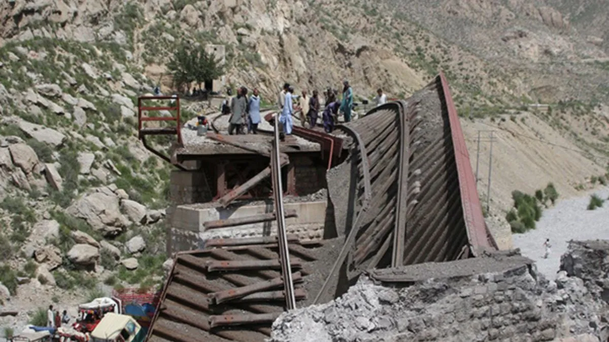 pakistan-khanewal-railway-station-bridge-collapses-killing-staff-member-and-injuring-passenger
