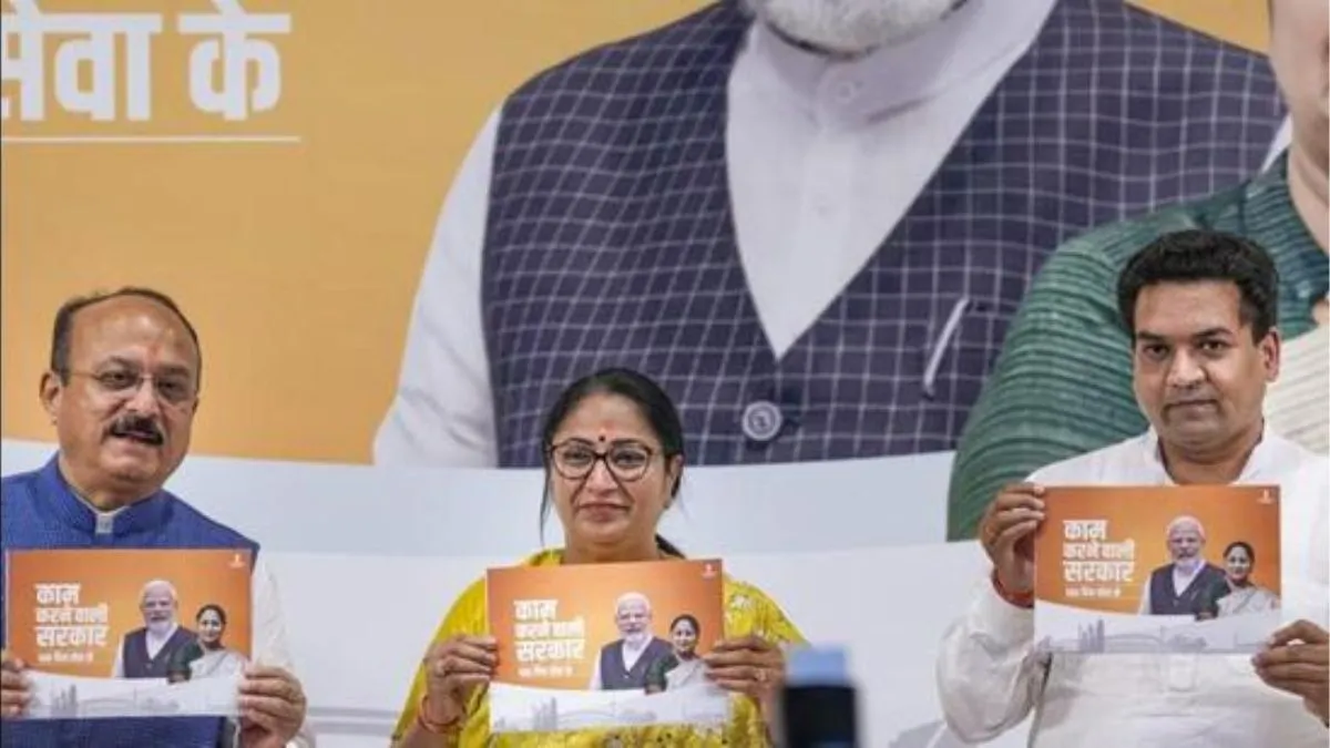 cm-rekha-gupta-unveils-100-din-seva-ke-workbook-as-bjp-govt-completes-100-days-in-delhi