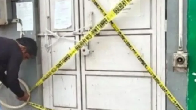 delhi-mcd-seals-illegal-hotel-liquor-shop-in-friends-colony-for-violating-rules-bses-cuts-off-electricity