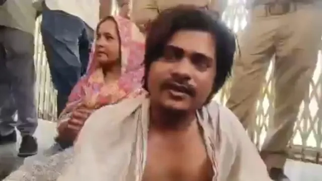 noida-liquor-salesman-slapped-and-hit-with-belt-by-inspector-for-overcharging-customers-family-protests-outside-dm-office