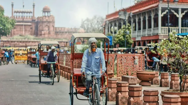 caught-on-video-rs-35-lakh-robbery-in-chandni-chowk-traders-held-at-gunpoint-watch