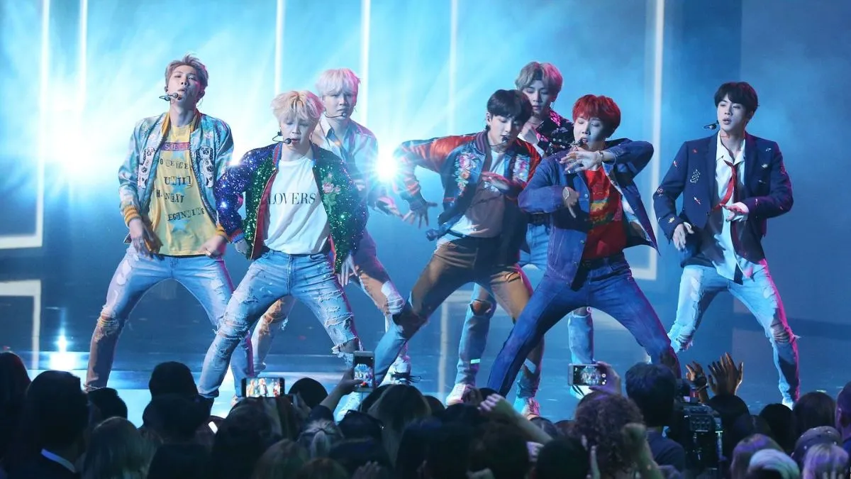 bts-members-dancing-on-shahid-kapoor-hit-track-mauja-hi-mauja-will-make-every-bollywood-fan-smile-fanmade-viral-video
