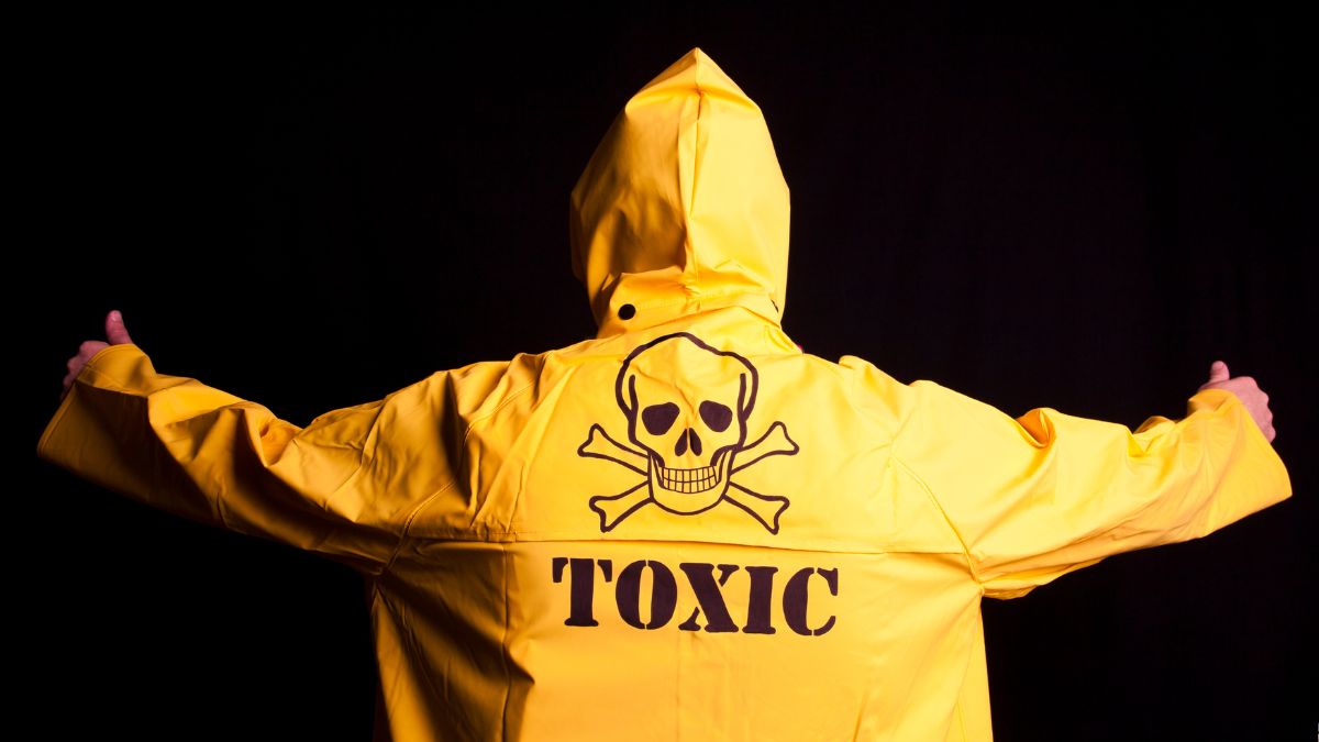 new-employee-quits-job-in-2-weeks-after-toxic-manager-cruel-reaction-to-injury-viral-video-shocks-the-internet