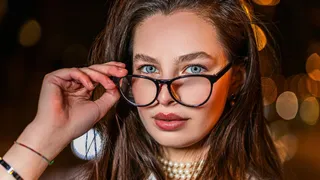 7 Winning Makeup Tips For Women Who Wear Glasses Daily