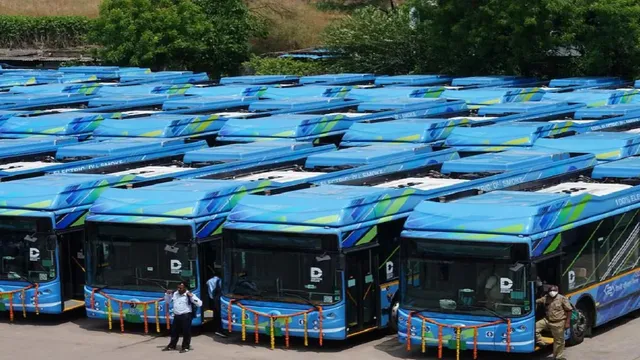 delhi-faces-severe-bus-shortage-yet-new-ac-service-launched-for-uttar-pradesh