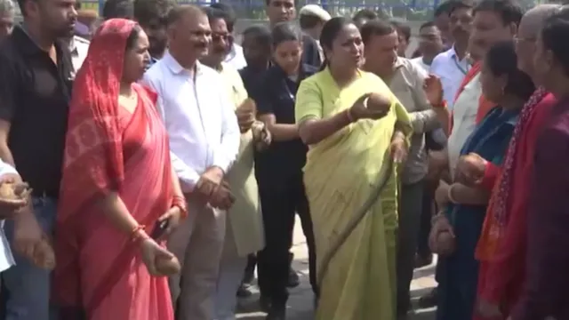 delhi-cm-rekha-gupta-inaugurates-24seater-jan-sewa-camp-in-haiderpur