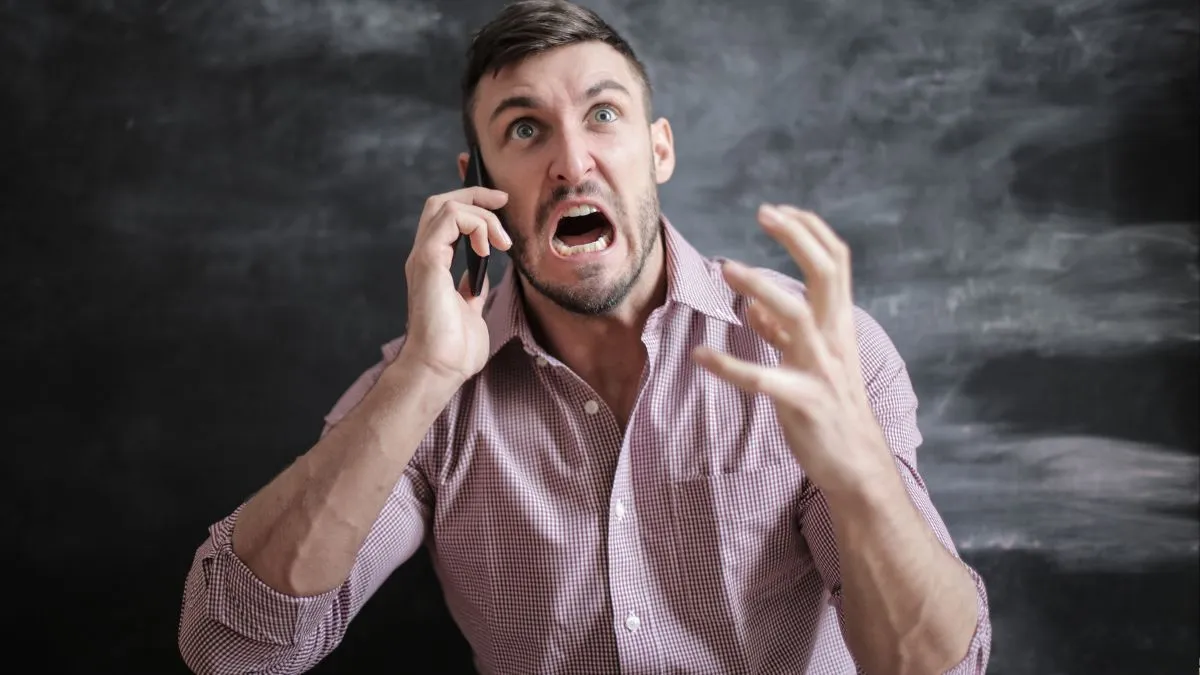 delhi-man-first-hiring-goes-wrong-as-accountant-runs-away-with-money-and-makes-threats-office-ke-bahar-10-bande-le-aaunga-viral