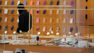 Los Angeles Unrest: Looters Hit Apple And Jewelry Stores, Steal iPhones, MacBooks In Chaotic Break-Ins | VIDEO

