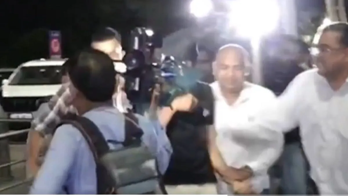 meghalaya-honeymoon-case-man-slaps-raja-raghuvanshis-murder-accused-at-indore-airport-watch-viral-video