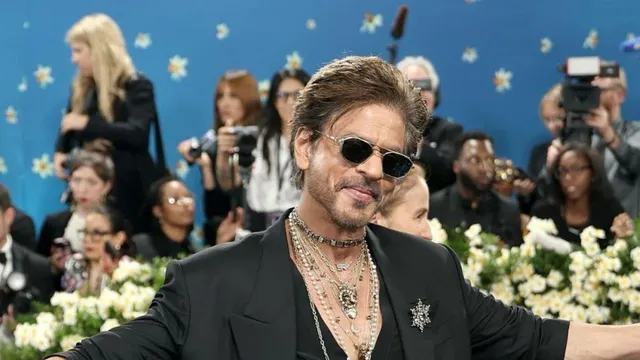 shah-rukh-khan-attends-personal-trainers-wedding-reception-looks-dapper-in-salt-and-pepper-look