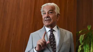 'Stadium Ki Light Chali Gayi': Pakistan Defence Minister Khawaja Asif’s Bizarre Cyber War Claim Sparks Social Media Buzz | Watch