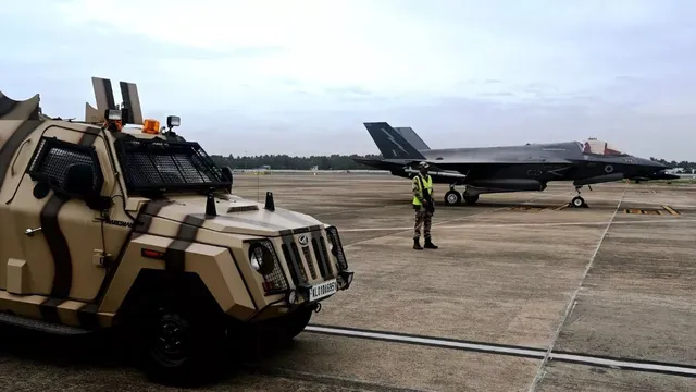 f35-in-india-mahindra-marksman-guards-worlds-most-advanced-fighter-jet-cisf-shares-pics