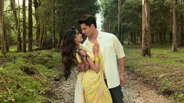 param-sundar-makers-unveil-new-photos-of-janhvi-kapoor-and-sidharth-malhotra-fan-compare-it-with-shah-rukh-khans-chennai-express