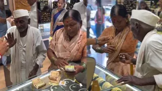 'Love Has No Age': 93-Year-Old Surprises Wife With Mangalsutra, Jeweller’s Heartwarming Gesture Steals The Show
