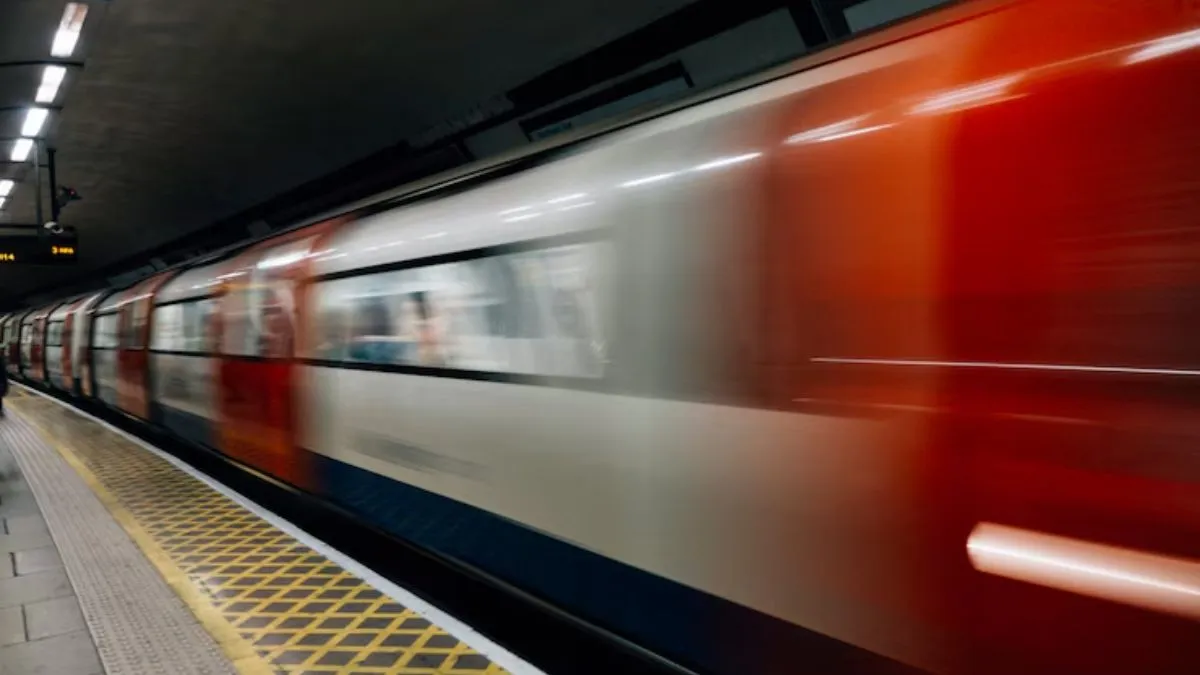 delhi-metro-drama-man-gets-called-out-by-elderly-co-passenger-for-resting-on-girlfriends-shoulder-viral-reddit-post