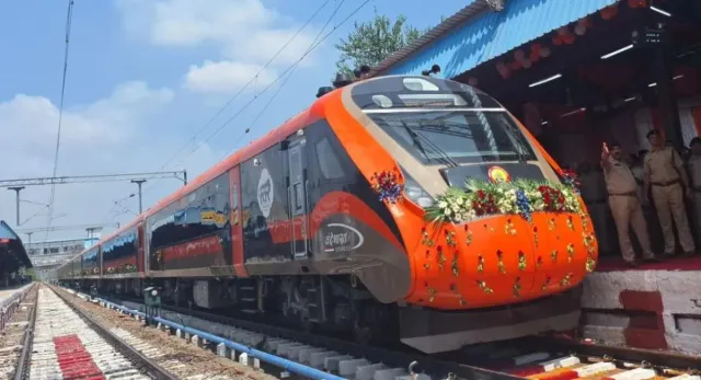 gorakhpurpatliputra-vande-bharat-express-irctc-opens-booking-for-newly-launched-train-check-fare-timings