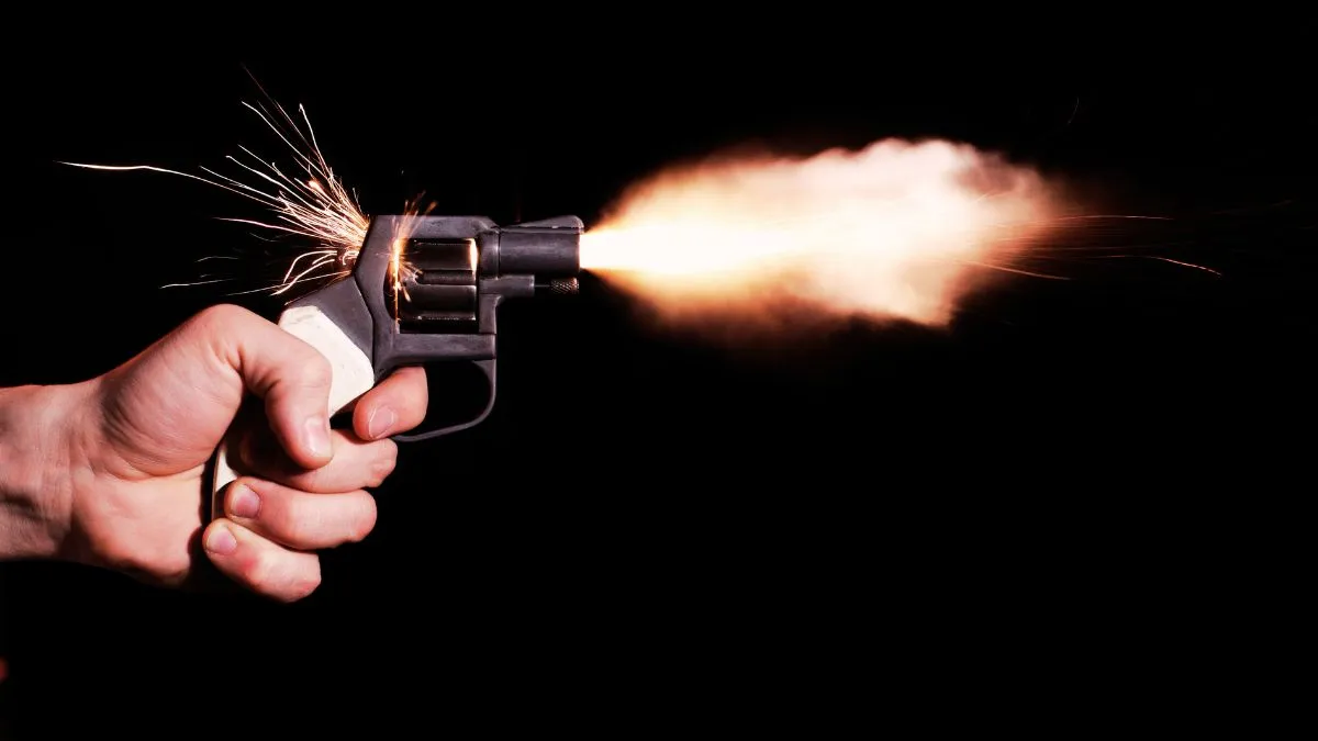 up-horror-man-breaks-into-girlfriends-home-through-roof-shoots-her-dead-then-kills-himself