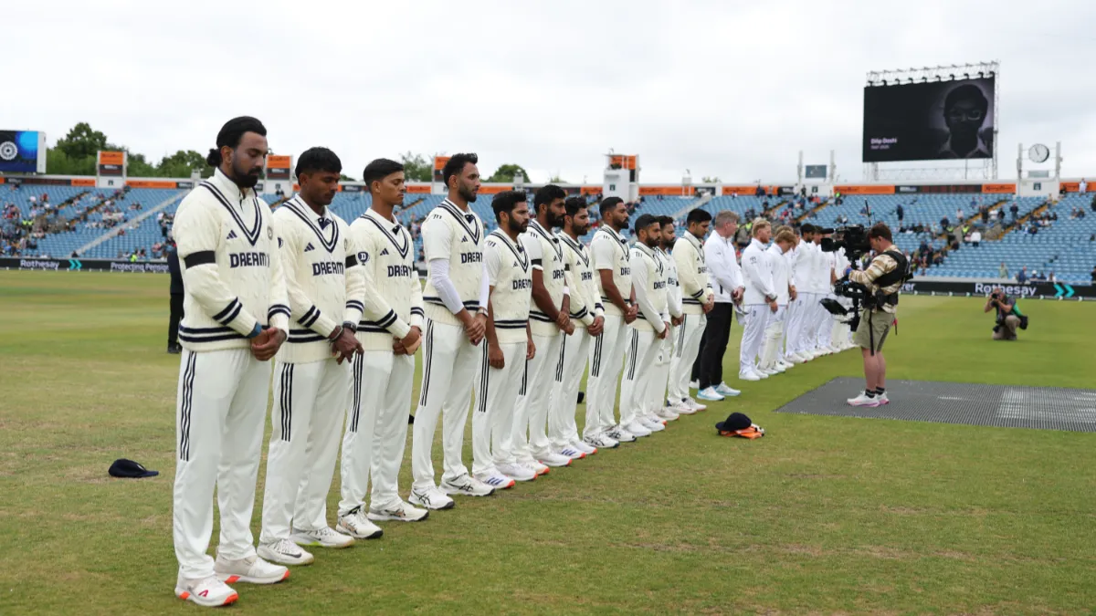 india-national-cricket-team-vs-england-cricket-team-1st-test-players-wearing-black-armbands-on-day-5-of-headingly-test