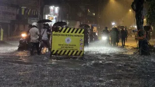 mumbai-weather-alert-imd-issues-yellow-alert-as-heavy-rain-continues-waterlogging-traffic-disruptions-reported