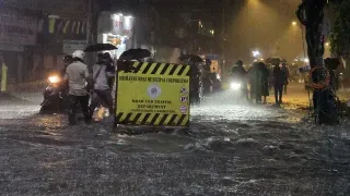mumbai-weather-alert-imd-issues-yellow-alert-as-heavy-rain-continues-waterlogging-traffic-disruptions-reported