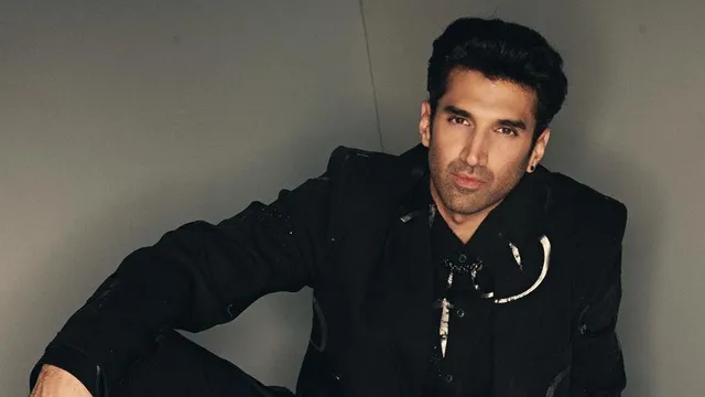 aditya-roy-kapur-rekindles-aashiqui-2-memories-by-singing-live-at-metro-in-dino-event-gives-rahul-jaykars-flashback