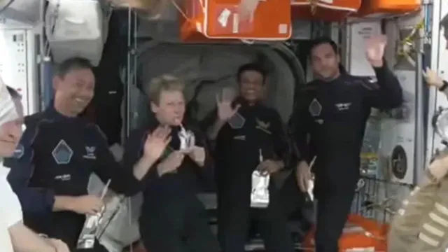 axiom4s-spacex-dragon-carrying-indias-shubhanshu-shukla-to-dock-at-iss-shortly-live-updates