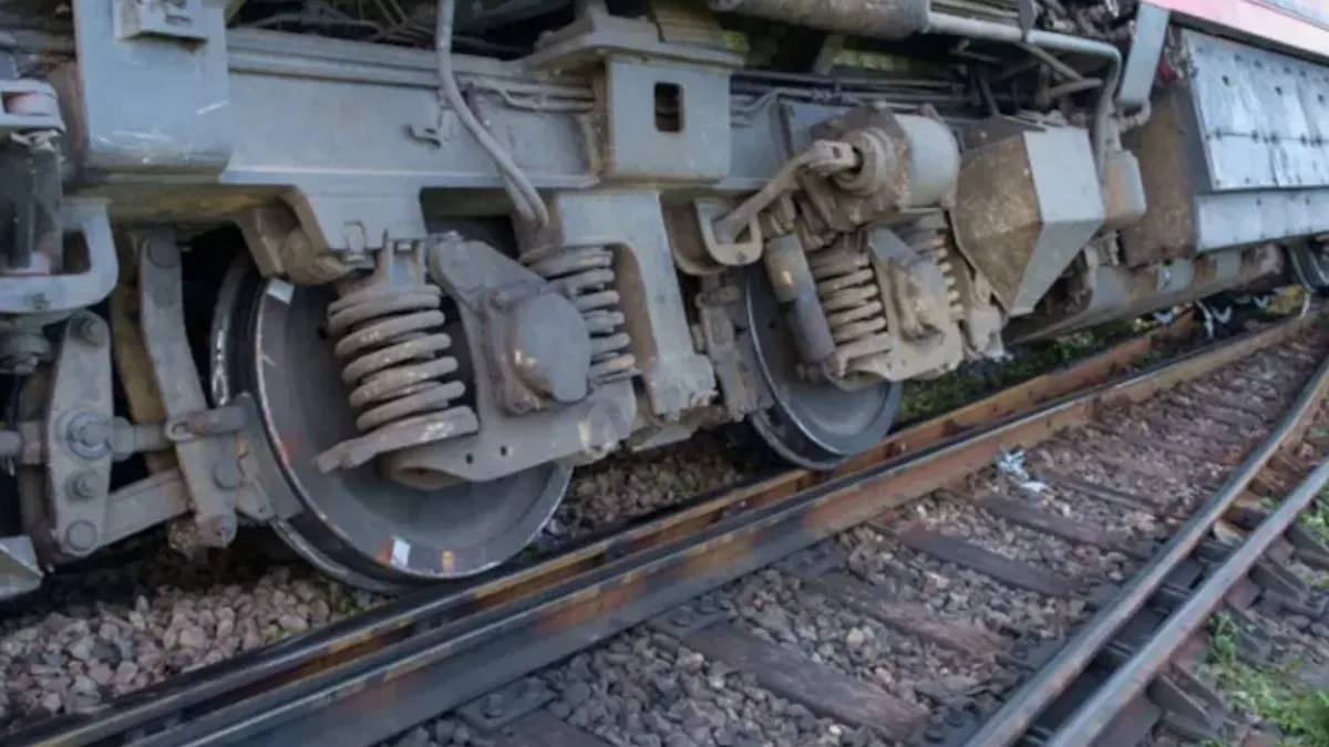 tamil-nadu-passenger-train-derails-in-ranipet-due-to-damaged-railway-track