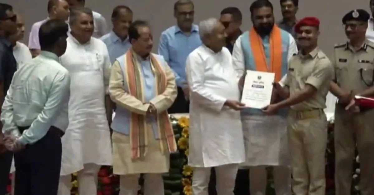 bihar-cm-nitish-kumar-hands-over-appointment-letters-to-21391-new-police-personnel