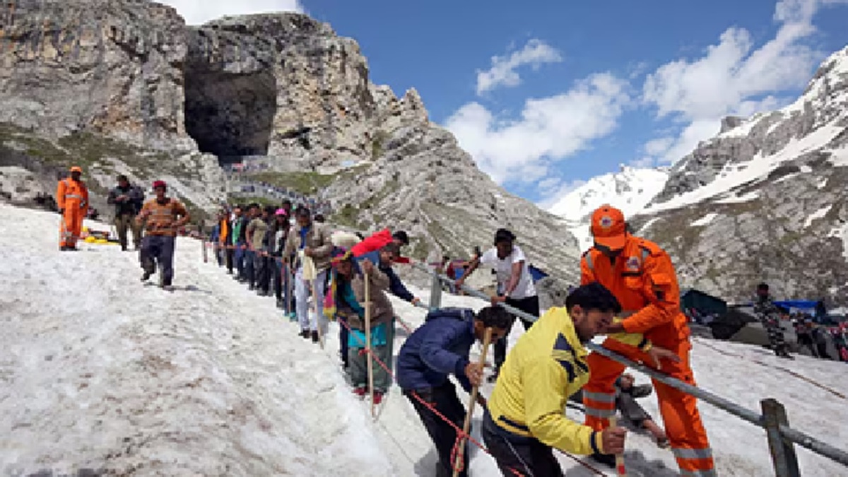 amarnath-yatra-offline-registration-begins-for-pilgrimage-at-special-centres-in-jammu-devotees-say-no-fear-of-terrorists