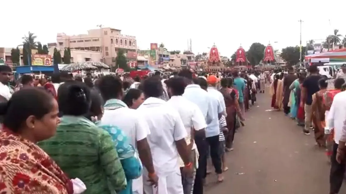 puri-stampede-thousands-make-beeline-to-have-glimpse-of-sibling-deities-day-after-mishap-video