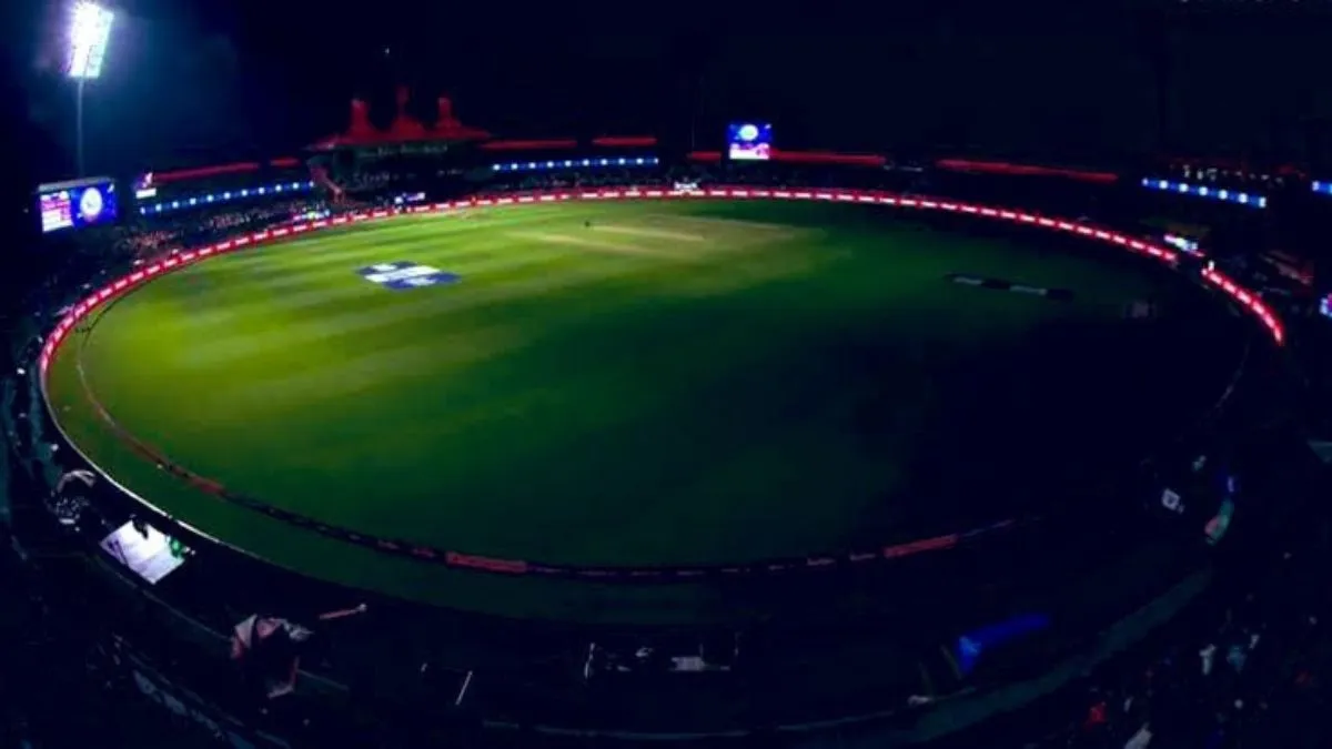 bengaluru-stadium-power-disruption-bescom-shuts-supply-to-chinnaswamy-stadium-over-fire-safety-violations