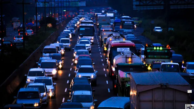 cant-we-pretend-there-pandemic-again-bengaluru-man-fed-up-with-citys-traffic-wants-wfh-back