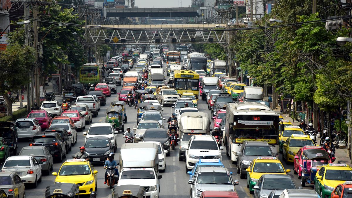 noida-traffic-advisory-travel-restrictions-imposed-at-mahamaya-flyover-as-repair-work-resumes-check-alternate-routes