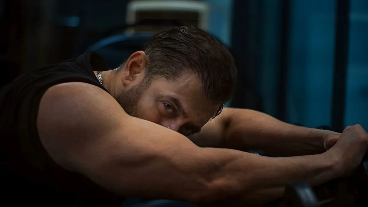 salman-khan-shares-piece-of-advice-while-flexing-toned-muscles-fans-call-him-beast-at-59