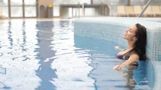 What Are The 7 Ways Women Can Save Their Hair From Chlorine Damage?
