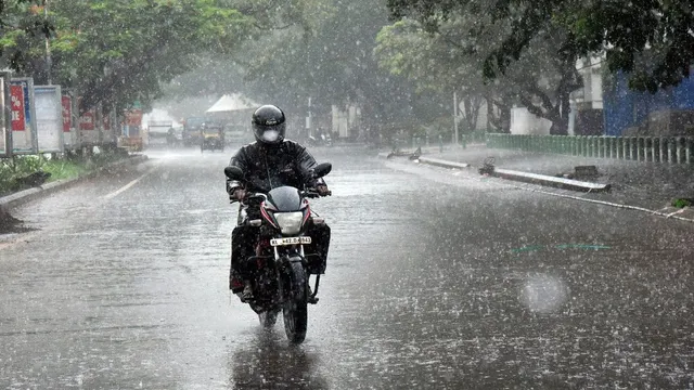 up-weather-update-heavy-rain-likely-in-9-districts-thunderstorms-in-varanasi-kanpur-meerut-check-forecast