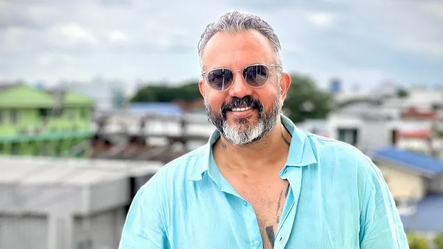 apoorva-lakhia-recalls-leaving-behind-aamir-khan-on-sets-of-lagaan-and-kicking-out-ronit-roy-from-bus