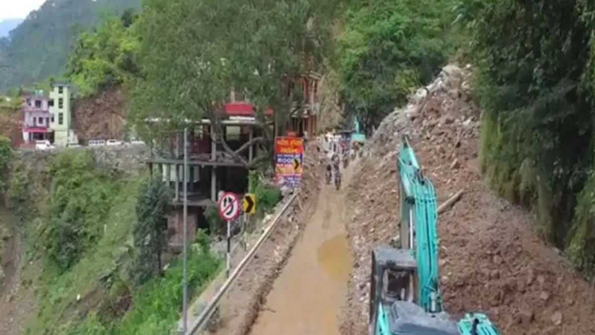 uttarakhand-heavy-rainfall-triggers-landslide-in-chamoli-traffic-movement-halted-on-karnaprayag-badrinath-highway