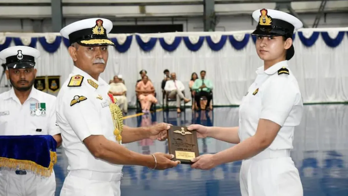 astha-poonia-sub-lieutenant-becomes-indian-navys-first-female-fighter-pilot