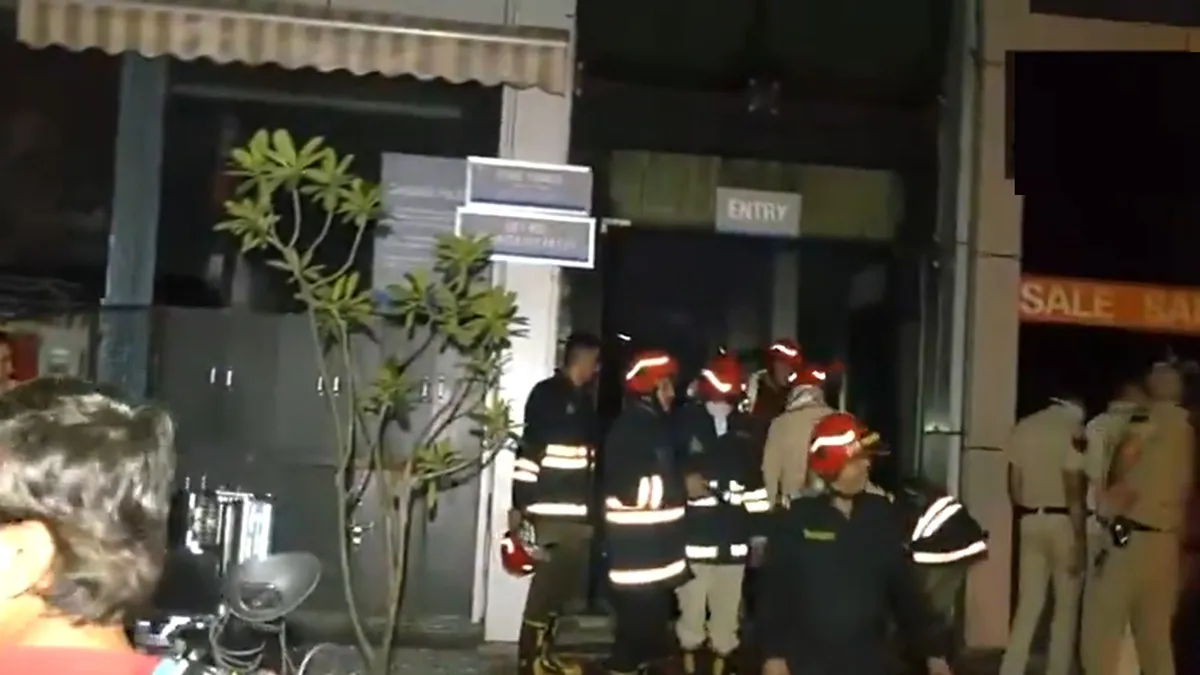 delhi-fire-massive-flame-breaks-out-at-vishal-mega-mart-in-karol-bagh-13-tenders-at-spot