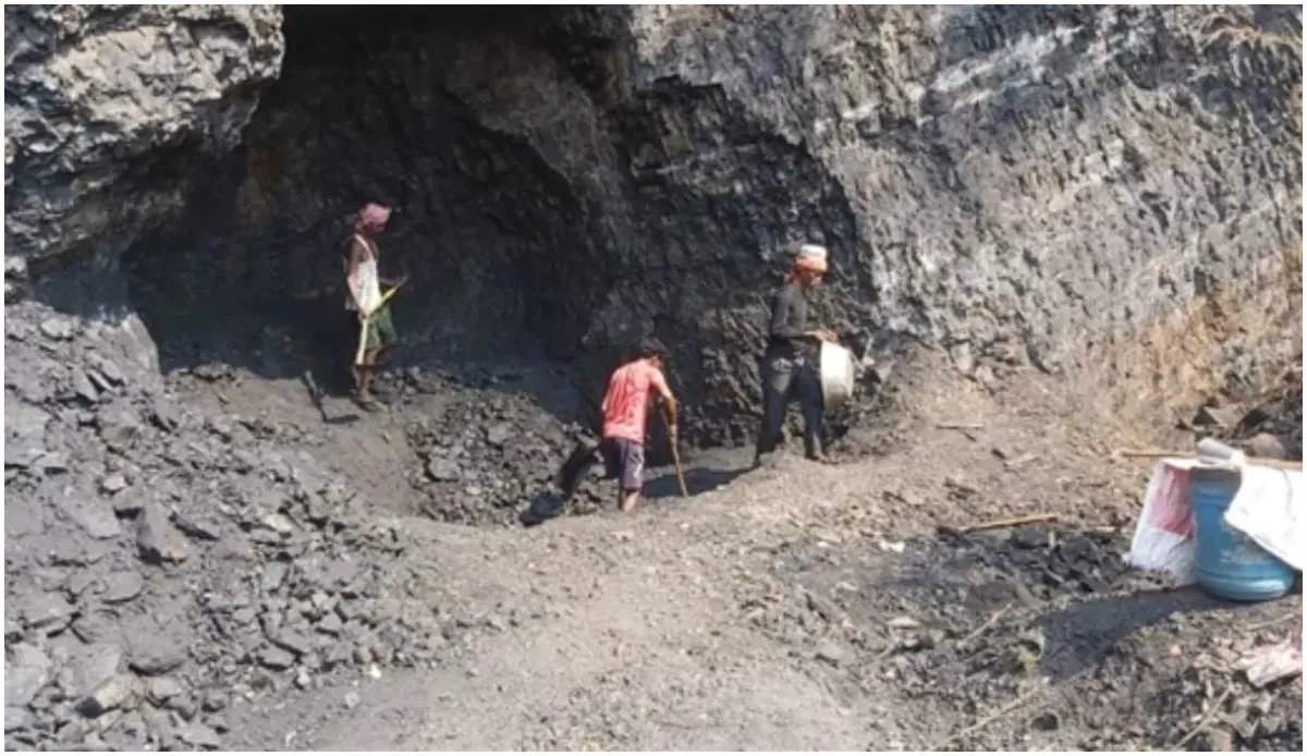 jharkhand-at-least-one-dead-several-feared-trapped-after-coal-mine-collapses-in-ramgarh