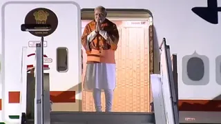 PM Modi Arrives in Argentina, Indian Community Greets Him with Kathak, Odissi, Bharatanatyam | Watch